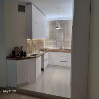 کابینت مدرن هایگلاس سفید مات و صفحه رنگ بلوط